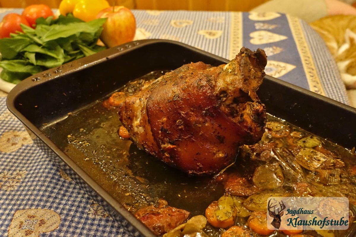 Knusprige Schweinshaxe, sanft geschmort im Backrohr des alten Bauernherds Knusprige Schweinshaxe, sanft geschmort im Backrohr des alten Bauernherds
