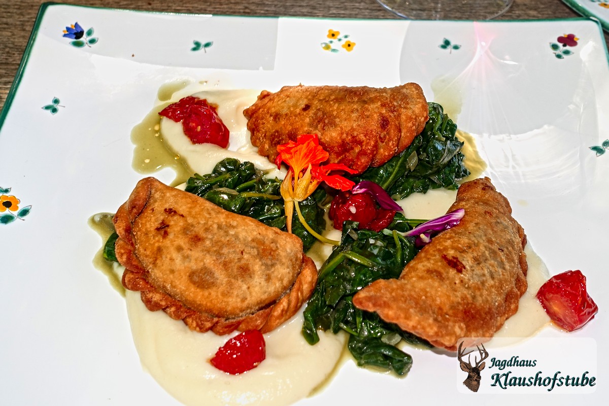 Bauernküche auf Gourmet-Niveau im Gasthaus Seewiese am Altausseer See: Gefüllte Steirerkrapfen auf Mangold und Selleriepürree Bauernküche auf Gourmet-Niveau im Gasthaus Seewiese am Altausseer See: Gefüllte Steirerkrapfen auf Mangold und Selleriepürree