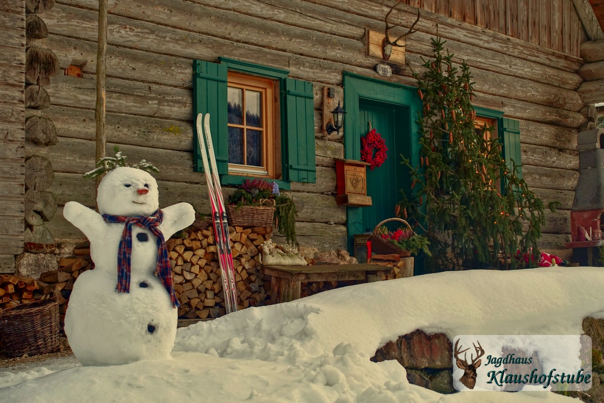 Schneemann vor Hütte