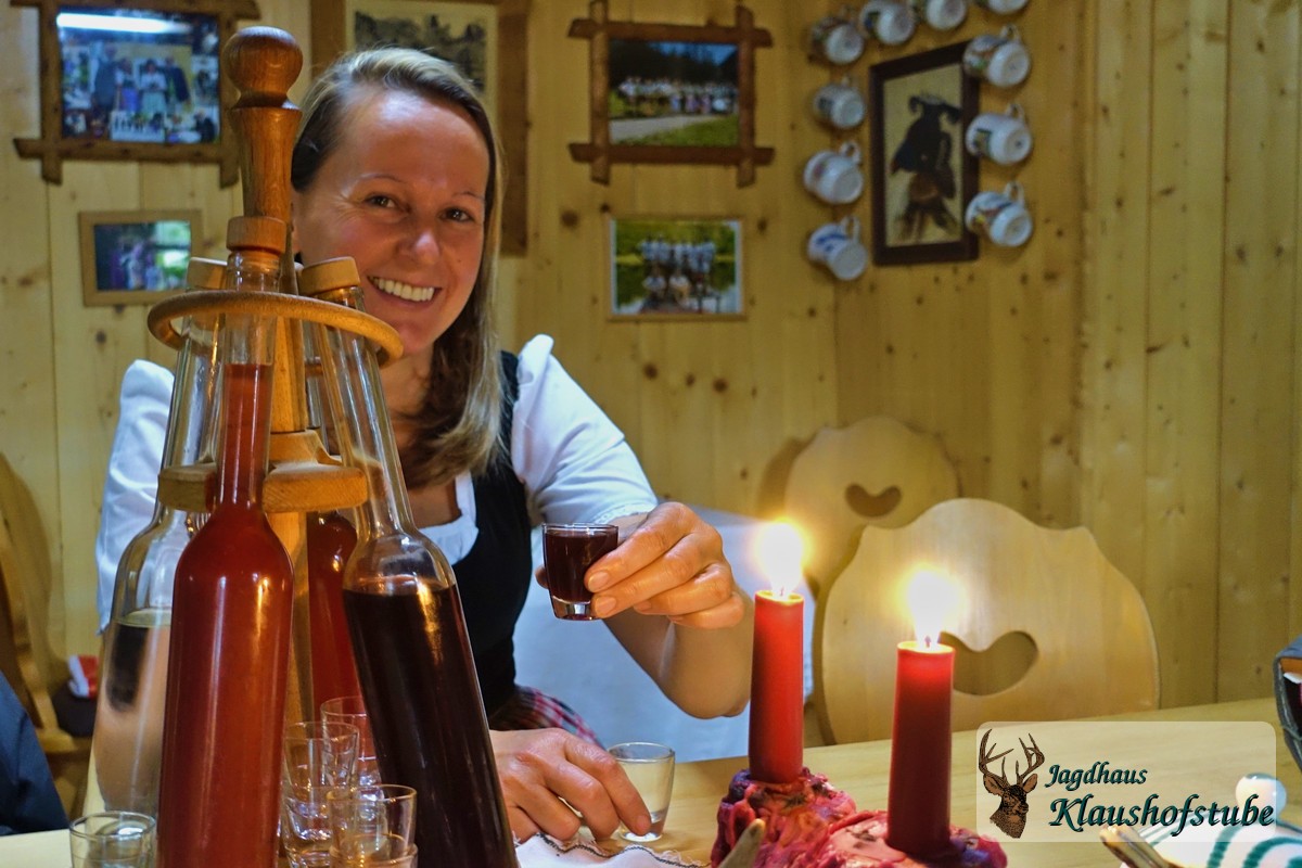 Die Rossalm-Wirtin erwartet Euch dann mit selbstgemachtem Zirbenschnaps Die Rossalm-Wirtin erwartet Euch dann mit selbstgemachtem Zirbenschnaps