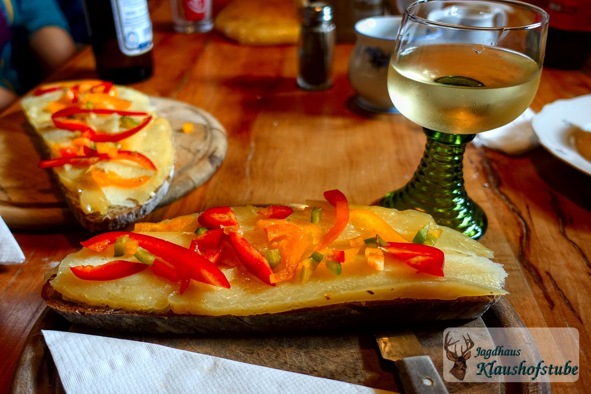 Eine zünftige "Jause" mit Almkäse gehört natürlich dazu Eine zünftige "Jause" mit Almkäse gehört natürlich dazu