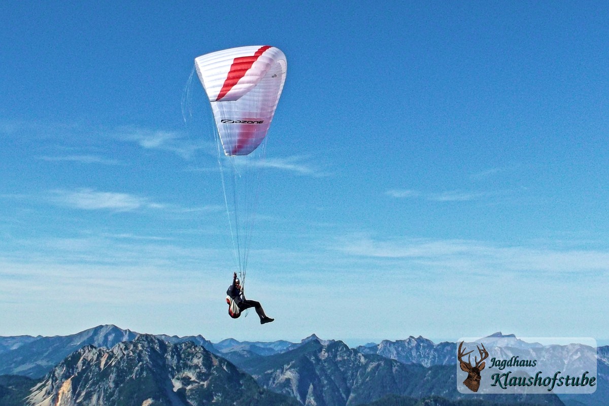 Paraglider vor dem Plassen-Massiv