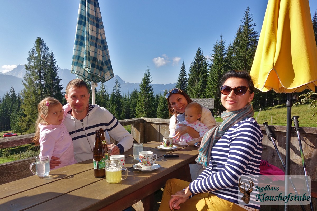 Familie auf der Berghütte