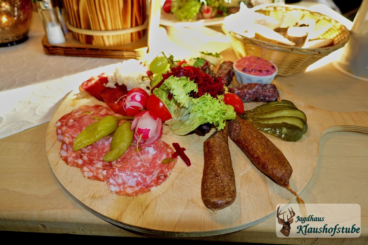 Zur zünftigen "Jause" gehört natürlich auch Wurst, Speck und saueres Gemüse Zur zünftigen "Jause" gehört natürlich auch Wurst, Speck und saueres Gemüse