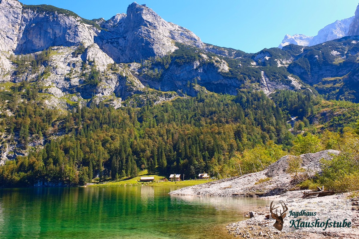 Der Hintere Gosausee (1.154m) mit der Hinteren Holzmeisteralm (bewirtschaftet im Sommer), gespeist von unteriridischen Quellen Der Hintere Gosausee (1.154m) mit der Hinteren Holzmeisteralm (bewirtschaftet im Sommer), gespeist von unteriridischen Quellen