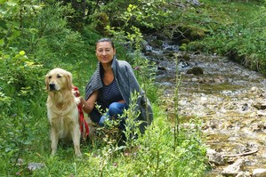 Hund am Bergbach