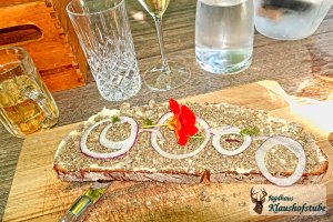 Steierischer Graukas und ein Glas Most - früher Arme-Leute-Essen, heute eine authentische Delikatesse unserer Region