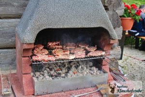 Beim Barbecue dominiert Fleisch, aber auch Forellen aus unserem Fischteich oder Grillgemüse ist lecker