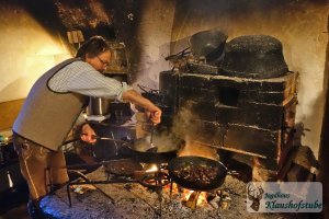 Traditionelle Kost darf nicht fehlen - hier in der "Rauchkuchl" bei der Gosauer Bergweihnacht