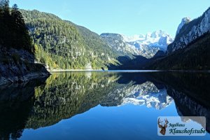 An Sommerabenden spieglt sich der Dachstein im Gosausee