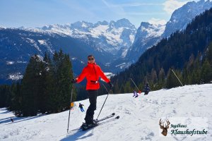 Skifahren in Angesicht des mächtigen Dachstein