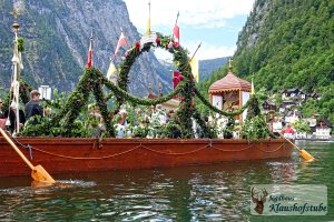 Seeprozession Hallstatt - unsere Gäste können in einem geschmückten Elektroboot mitfahren