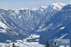 Unsere Klaushofstube (orange) am Ende des Gosautals